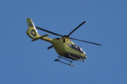 Morten 19 mai 2025 - LN-OUD over Høyenhall igjen, det er gratis og bli hentet i et ambulansehelikopter