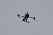 Morten 29 november 2025 - Drone over Høyenhall, klokken er 11.55 og jeg har ikke sett en drone over Høyenhall før. Her får jeg litt hjelp av mine Facebook venner på helikoptersiden