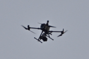 Morten 29 november 2025 - Drone over Høyenhall igjen. Jeg vil gjette på at størrelsen må være rundt 1 meter i diameter, så den er stor og jeg hører den