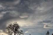 Morten 8 oktober 2025 - Politihelikopter over Høyenhall, det er vakkert, jeg liker disse kveldene. Ser dere skyen til høyre?