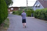 9 juni 2018 - Da går vi inn i hagen til naboen igjen da