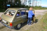Se..... hun vil nesten ikke gå inn i bilen igjen