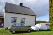 Ankomst Renault-huset i Våler og parkerer foran en presenning, hva er under der?