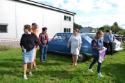 Prøver og ikke tenke på det, og ser på menneskene