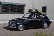 Han introduserer en Volvo PV og legg merke til takgrinda da