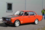 Så kommer det en Volvo med hvite felger, så søtt