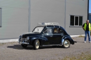 Men nå bøyer vi oss og ønsker en søt liten Renault 4CV lykke til på veien