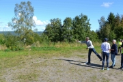 Her skal vi kaste 3 sykkeldekk og treffe stokken akkurat som ringspill