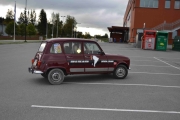 Her kommer redaktøren i sin Renault 4