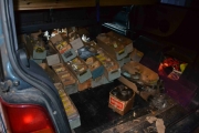 Nå kommer et nytt lass med deler inn som skal bæres opp på loftet