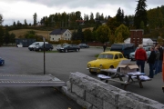 Nå skal en Renault Dauphine kjøres inn på låven