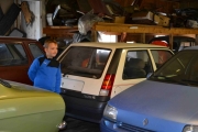 Men her har vi en som vil vise meg bilen sin, det er den hvite Renault-en