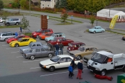 Men her er noe på gang nede ved den hvite bilen