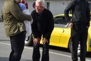 Her står de stolte foreldrene, mor til venstre, far til høyre og Bestepappa i midten. Alle er forresten Renault eiere med flere biler
