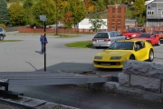Nå stiger spenningen, første bilen som skal inn på låven