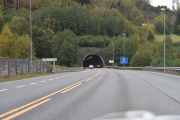 Men ikke før du kommer ut av tunnelen så kommer det en ny tunnel. Den heter Røstetunnelen og er bare 1097 meter lang og ble åpnet samme året. Men skiltet sier at den er 1,2 km lang, det er 103 meter uenighet som gjelder her