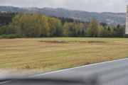 Fulgte skiltet og er på rett vei, men merk mine ord. På dette jordet er det for det meste vann, så her blir det snart bygd noe. Det nytter ikke å få noe til å gro her. Det er en landingsplass for fugler som vi har tatt bilder av mange ganger før