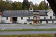 Men nå er vi framme, Brandbulåven eller nå Renaultlåven. Storlinna 125 eller er det 123? Het det Andfossen Bruk eller Tårnhuset før? Det lå også en Kvernhus-mølle her før, hvor er den? Spørsmålene er mange, men nå ser vi også en bil der borte