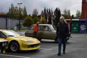 Men nå blir jeg litt skjelven, ikke av han som kommer foran, men han som står bak og ser på Renault 6