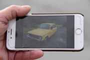Han har nemlig kjøpt seg en Renault 6 TL fra 1976 og driver og gjør den i stand.  Da kan det hendte at til neste år står det 3 Renault 6 på plassen her. Og ruller vi ut den som står inne på låven blir vi 4, har det hendt før?