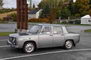 Men her kommer det enda en bil, både bil og eier er faste gjester her på treffene. Bilen er en Renault 8 fra 1970