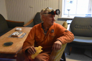 Lagersjefen har bodd på låven en uke og ryddet helt alene, derfor hodelykten på og vaffel i belønning. Men det dukket opp en belønning til, som vi skal se litt på senere