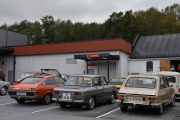 Men nå må vi se om det har kommet noen flere biler som vi ikke har fått med oss. Til venstre her er en, det er en Renault 15 TS fra 1973. Vi skal ta et bedre bilde av den senere