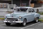Her står det også en veteranbil og selv om det ikke er en Renault må vi kikke på denne også. Det er en Chevrolet Styreline fra 1952 og eieren har hatt den hele tiden