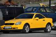 Men vi har en annen gul bil her som vi må se på, ble litt nysgjerrig. Det er en Mercedes-Benz 20 SLK fra 1998. Tenk at om 9 år er dette også en veteran