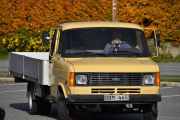 Vår svenske venn skal bort på det andre lageret og rydde litt med sin Ford Transit 190 L fra 1982. Både han og bilen er veteraner, og kan sine ting