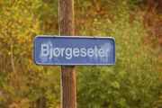 Bjørgeseter ligger i Lunner kommune mellom Harestua og Grua, så jeg er på rett vei så langt. Det var tidligere en stopp på Gjøvikbanen med et lite lokalsamfunn, hytter, gårder og plasser for lokalbefolkningen og tilreisende og her kommer jeg nå