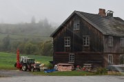 Men på veien oppover for jeg et fint motivbilde av en gammel bygning og et par traktorer. Bak en Fiat 45-66/50-66 fra 1985/95 den fremste er en IH 444/454 ca. 1978. Her fikk jeg også hjelp fra FB