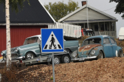 Alt dette skjer i en sving, tenk deg det. Denne bobla er en Volkswagen 113 fra 1955 og den til venstre er en Opel av ett eller annet slag