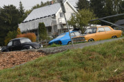 Bobla 1300/1302 er vel rundt 1970, og den blå Opel Kadett er en coupé og den gule er en Opel Kadett sedan som også er veteraner