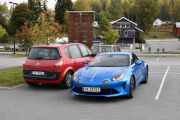 Vi kan jo ta en titt på bilene som er her imens, bilen til høyre er en Alpine A110 fra 2019, den til høyre er en Renault Megane Scenic fra 2005