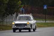 Men her kommer det enda en Peugeot 404 som er enda eldre, de har sikkert kjørt sammen