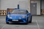 Er det mer vi kan fortelle om Alpine A110? Den har en motor med 252 HK, bensindrevet, automatgir, skroget er i aluminium så den veier ikke mer enn rundt 1000 kg. Så har den noe som heter sportsknappen så 0-100 skal jeg ikke utale meg om