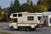 Renault Trafic 1 ble produsert mellom 1980 - 1989 og denne er også til salgs. Vi skal ta en titt inne i den også litt senere