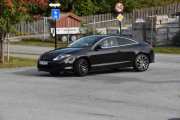Men nå må vi passe på, her kommer det flere biler. Her ser vi en Renault Laguna T fra 2010. Dette er også en bil som er sjelden å se i Norge