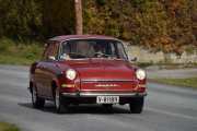 Men her kommer det en bil og nå blir jeg kanskje satt på prøve. Det er en Skoda 1000 MB fra 1967