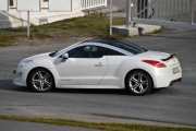 Typisk at det kommer en bil mens jeg står her oppe, men det er en Peugeot RCZ fra 2011. Spør du meg så kan det ikke være så mange av denne i Norge også