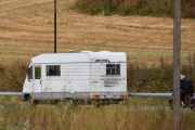 Men ser jeg en som jeg tror er veteran og som passerer oss på veien tar jeg også bilde. Her bommet jeg med seks år. Dette er en Fiat Hymer fra 1996 så hold ut litt til så er du der