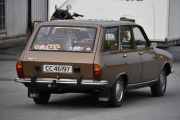 Men nå skjer det noe, Renault 12 parkerer ved låvedøren