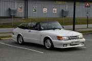 Det var bra jeg tok bilde, det er en veteran. Det er en Saab 900 L cabrio fra 1990, akkurat blitt veteran og den ser helt ny ut