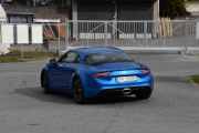 Men nå er det flere som reiser, visste dere at en ny moderne Alpine A110 har bare en eksospotte? Men til gjengjeld er den stor da