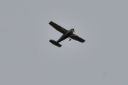 Men så kommer det et fly og jeg må avbryte, det er Cessna 182M Skylane fra 1968 som også er et veteranfly