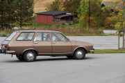 Nå reiser Renault 12 fra 1974 også, bilen er nok mye lettere nå på veien hjemover, så mye som de hadde med seg