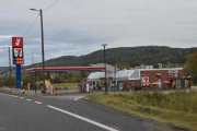 Men vi må kjøre videre og passerer bensinstasjonen YX, eller skal vi kalle den Hydro Texaco Hakadal. I gamle dager var det en Mobil stasjon og rundt år 2000 var det Shell 7 Eleven stasjon