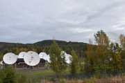 Så passerer vi Nittedal Teleport som også blir kalt Nittedal jordstasjon, og som driftes av Telenor Satellite. Noen av de største tallerkenene er på 18 meter i diameter