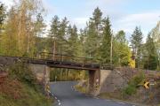 Her gjør Hadelandsvegen  en sving under Gjøvikbanen like før vi kommer til Strykenvatnet